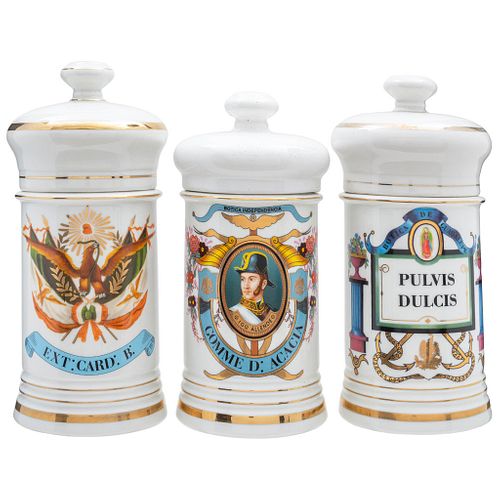LOTE DE 3 BOTÁMENES MÉXICO, SIGLOS XIX Y XX Elaborados en porcelana blanca, decoración policromada estampillada con escudos naci...