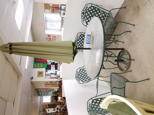 WROUGHT 4' DIAM TABLE W/ 4 ARMCHAIRS AND UMBRELLA