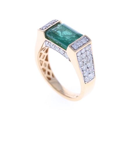 Opulent Emerald & VS2 Diamond 18k Yellow Gold Ring