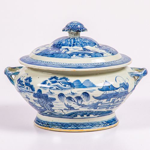 Chinese Canton Porcelain Covered Soup Tureen, ca. 1830