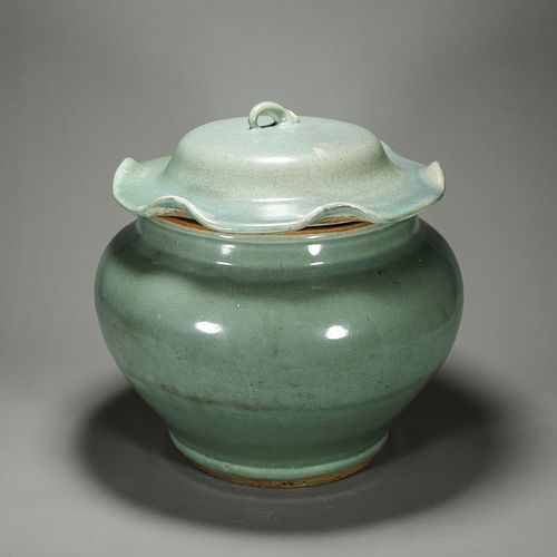 A Longquan kiln porcelain jar with lotus leaf shaped lid