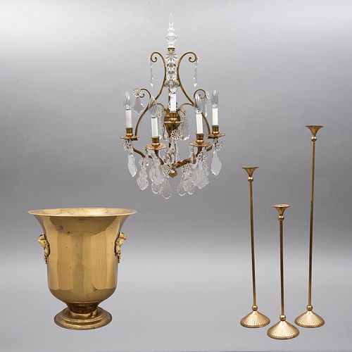 LOTE MIXTO. Consta de: candeleros, arbotante y jarrón. Modelos diferentes. Elaborados en bronce dorado y latón. Piezas: 5.