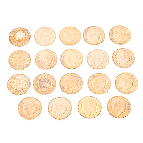 Diecinueve monedas de 5 pesos oro amarillo de 21k. Peso: 79.3 g.
