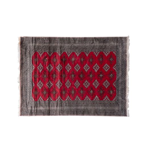 TAPETE. SXX. Estilo BOKHARA, algodón e hilo tipo seda, anudado a mano, diseños geométricos, en tono rojo y gris. 273 x 206 cm aprox.