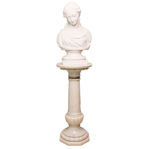 MADONNA. ITALIA.  SIGLO XX. Talla en alabastro. Con pedestal de mármol veteado y cenéfa metálica. Sin firma. 165 cm altura.