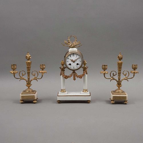 RELOJ Y PAR DE CANDELABROS. FRANCIA, SXIX-XX. Alabastro, bronce y metal dorado; modelos similares. Reloj: 35 cm; candelabros 26.5 cm.