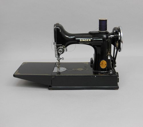 Singer 221 Featherweight Sewing Machine. 