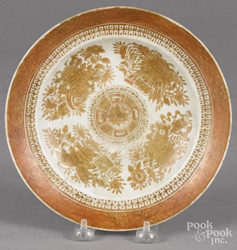 Chinese export porcelain gold Fitzhugh plate, ca. 1800, 8'' dia. Provenance: Elinor Gordon.