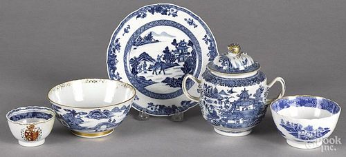 Five pieces of Chinese blue and white export porcelain, 19th c.