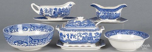 Blue Willow tureen and undertray, 6'' l., 9'' w., together with two gravy boats and two bowls.
