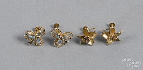 Two pairs of yellow gold earrings, to include a pair of 14K flower screw-back studs, 7/8'' dia.