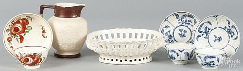 English ceramics, to include a pair of Worcester cups and saucers, late 18th c., a creamware cup