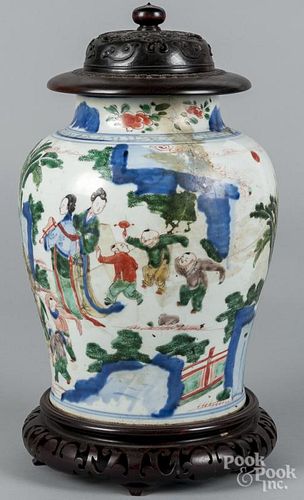 Chinese Ducai porcelain urn, 18th c., 12 1/4'' h.