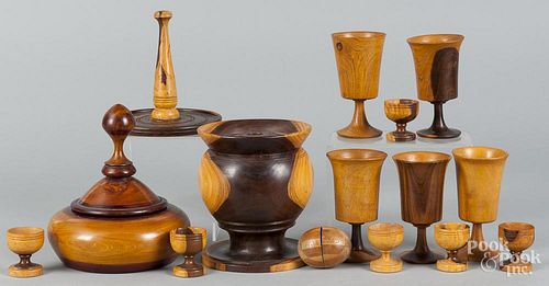 Fifteen pieces of treen, 20th c.