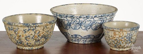 Nest of three spongeware mixing bowls, late 19th c., largest - 5 3/4'' h., 12 3/4'' dia.