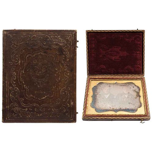 Daguerrotipo. Dos Caballeros. Primera mitad del Siglo XIX.  7.5 x 10 cm. En estuche de maderra, forro en piel.