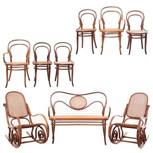 SALA. ORIGEN EUROPEO, SXX. Estilo AUSTRIACO. Elaborada en madera. Consta de: sillón, banca y 8 sillas. Con respaldos semiabiertos. Pz:9