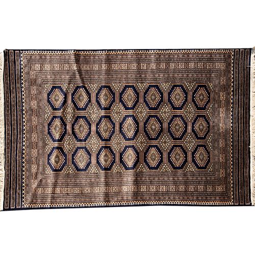 Tapete. Pakistán, SXX. Elaborado en lana y fibras artificiales ensedadas. Decorado con elementos orgánicos, vegetales y geométricos.
