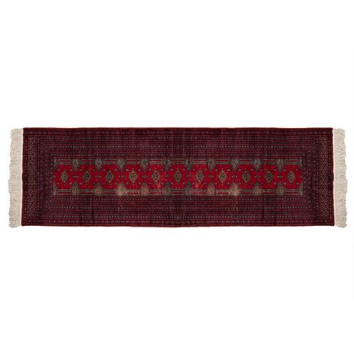 TAPETE. SXX. Estilo BOKHARA, lana y algodón, anudado semimecanizado, diseños geométricos, en tono rojo y gris. 222 x 71 cm aprox.