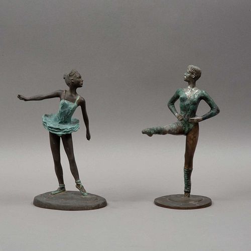 F. CAMACHO. LOTE DE 2 ESCULTURAS. Bailarinas. Firmadas. Esculturas en bronce 38/50. Con pátina verde. 30 cm altura.