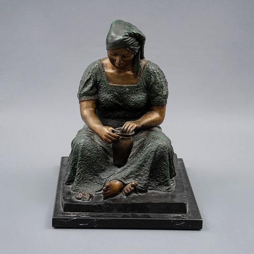 ANÓNIMO. Mujer con vasija. Escultura en bronce. Con base de mármol. 30 cm de altura.