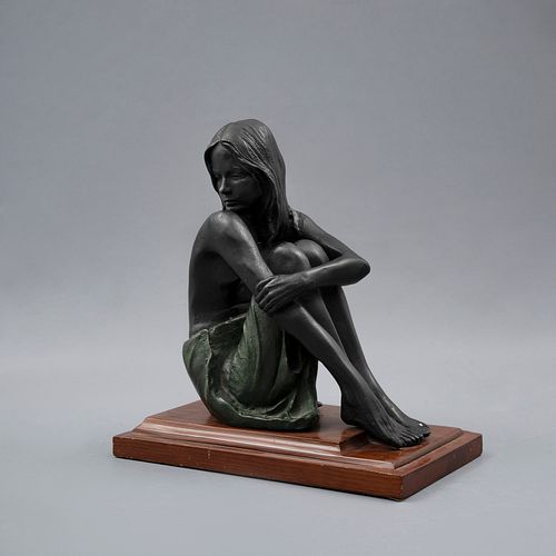 FIRMA SIN IDENTIFICAR. Mujer sentada. Elaborada en pasta. Acabado a manera de bronce. Con base de madera.
