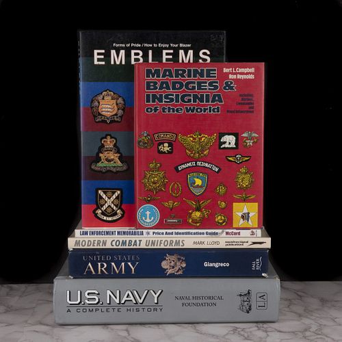 Libros sobre Insignias, medallas, memorabilia. Marine Badges & Insignia of the World / Modern Combat Uniforms. Pzs: 6.