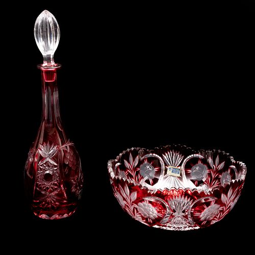 LOTE DE CRISTALERÍA CHECOSLOVAQUIA SIGLO XX. Elaborados en cristal tipo Bohemia en color rojo Consta de licorera con tapa y centro.