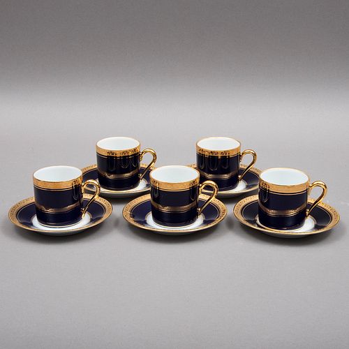 SERVICIO PARA CAFÉ EXPRESO. FRANCIA, SXX: Marca LIMOGES. Porcelana azul cobalto, detallado al oro. Consta de tazas (5) y platos (5).