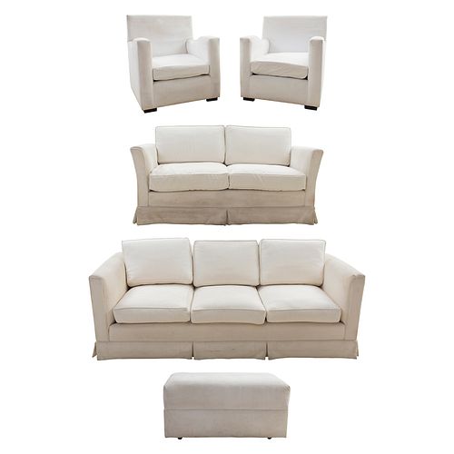 SALA. SXX. Estructura en madera. Con tapicería de tela color blanco. Consta de: 2 sillones, love seat, sofá de 3 plazas y taburete.