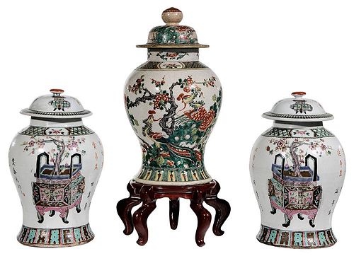 Pair Rose Famille porcelain covered jars with a famille verte jar - 一对蓝白釉花瓶绿地形花瓶盖