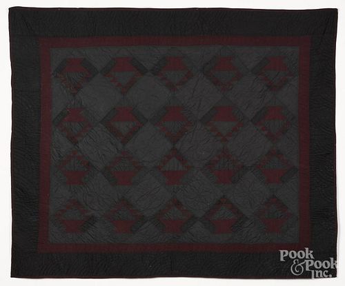 Amish basket pattern quilt, together with a hanging rod, 67'' x 82''.