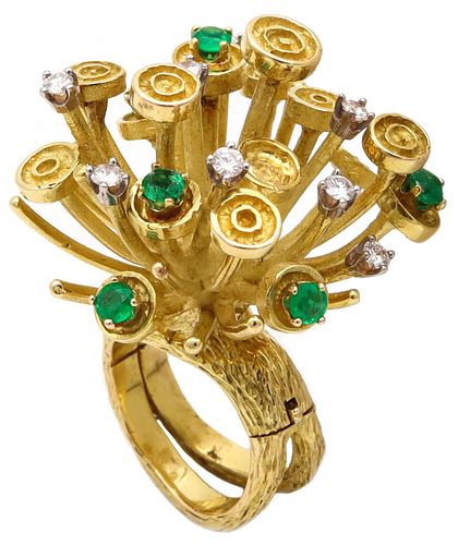 Sculptural spikes ring in 18 kt gold with 1.38 Ctw in diamonds & emeralds