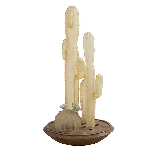 LÁMPARA DE PISO. SXX. Elaborada en fibra de vidrio. Con base. Diseño a manera de cactus.