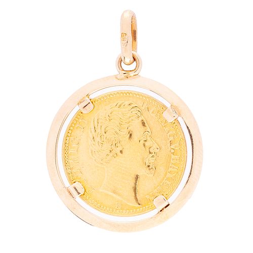 Pendiente con moneda Ludwig II en oro amarillo de 14k y 21k. Peso: 3.3 g.