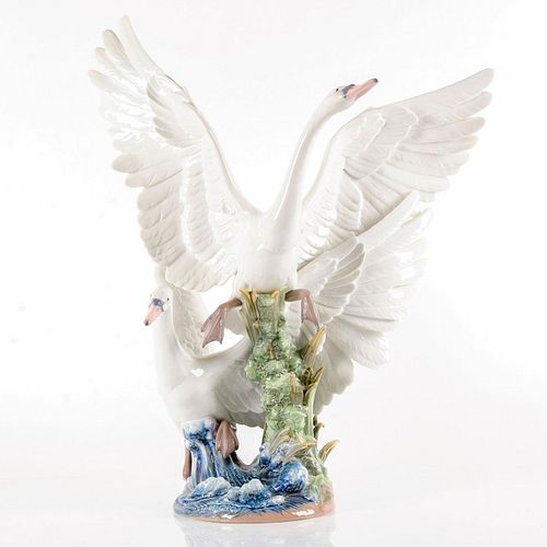Swans Take Flight 1005912 - Lladro Porcelain Figurine