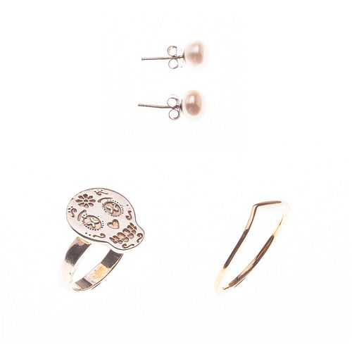 Dos anillos y par de broqueles con perlas en plata .925. 1 anillo de la firma Tanya Moss. Peso: 6.6 g.