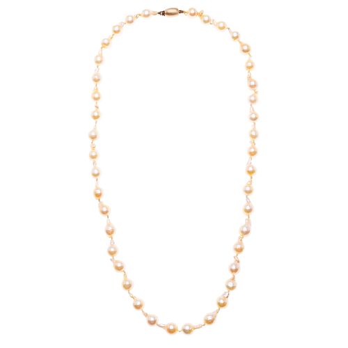 Collar con 41 perlas cultivadas color crema de 6 mm. Broche en oro amarillo de 14k. Peso: 24.0 g.