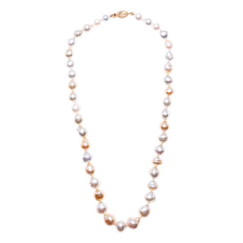 Collar con 41 perlas cultivadas color gris de 7 a 10 mm. Broche en oro amarillo de 14k. Peso: 53.7 g.