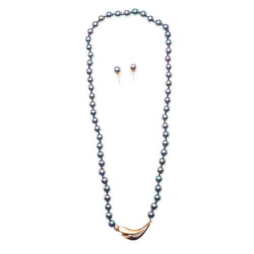 Collar de un hilo y par de broqueles con perlas tahitianas y diamantes en oro amarillo de 14k. 58 perlas tahitianas de 6 mm. 3 d...
