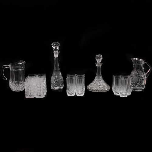 LOTE DE ARTÍCULOS DE MESA SIGLO XX. Elaborados en cristal transparente. Disñeos facetados Consta de: 17 vasos, 2 licoreras y...