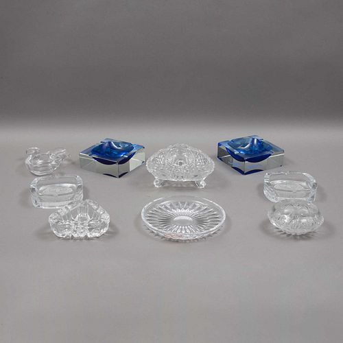 LOTE DE CENICEROS SIGLO XX. Elaborados en cristal y vidrio prensado en colores transparente y azul Diferentes diseños y tamaño...