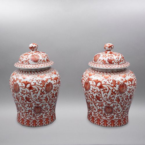 PAR DE TIBORES. ORIGEN ORIENTAL, SXX. Elaborados en cerámica. Decorados con elementos florles y vegetales.