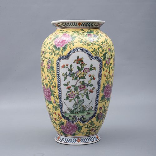 JARRÓN. CHINA, SXX. Elaborado en cerámica policromada. Acabado brillante. Decorado con elementos vegetales, florales y orgánicos.