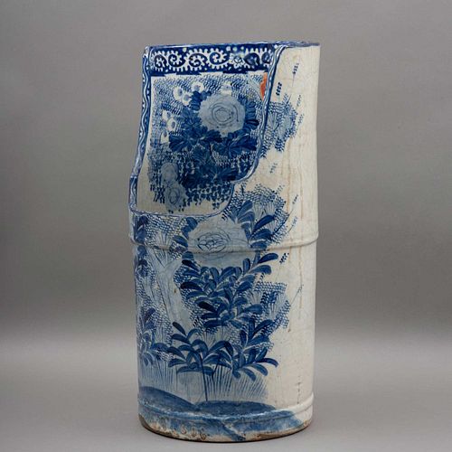 PARAGÜERO CHINA, SIGLO XX Elaborado en porcelana azul  60 cm altura Detalles de conservación