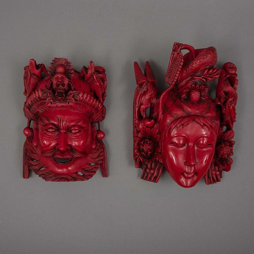 PAR DE MÁSCARAS ORIENTALES SIGLO XX Elaboradas en resina laqueada color rojo 28 cm  piezas: 2