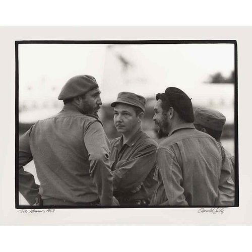 OSVALDO SALAS, Tres hermanos: Fidel, Raul & Che, Cuba 1963, Firmada Impresión contemporánea desde el negativo, 21.5 x 29.3 cm