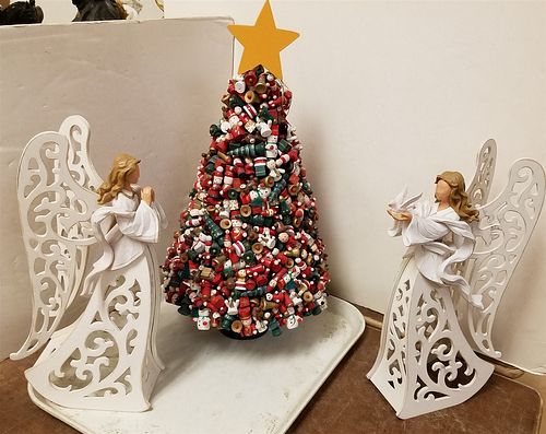 TRAY CHRISTMAS HOLIDAY DÉCOR - WOODEN TOY TREE AND SCROLLWORK ANGELS