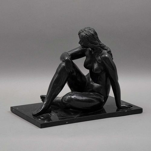 PERSONAJE FEMENINO SIGLO XX Elaborado en resina con acabado en bronce con base de mármol negro  36 cm de altura Detalles de...