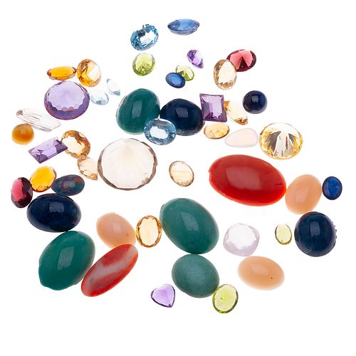 Lote de gemas como corales, amatistas, cuarzo rutilado, zafiros, lapislázuli, citrinas, ópalos, tsavoritas y topacios en distintas t...